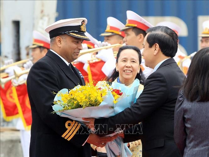 Kapal Angkatan Laut Kerajaan Inggris HMS Enterprise mengunjungi Kota Hai Phong - ảnh 1