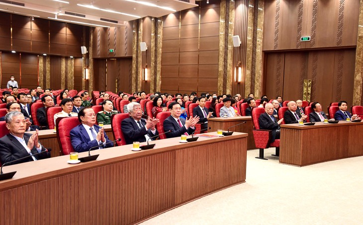 Kota Hanoi mengadakan temu muka sehubungan dengan peringatan ultah ke-90 berdirinya Organisasi Partai Komunis Vietnam Kota Hanoi - ảnh 1