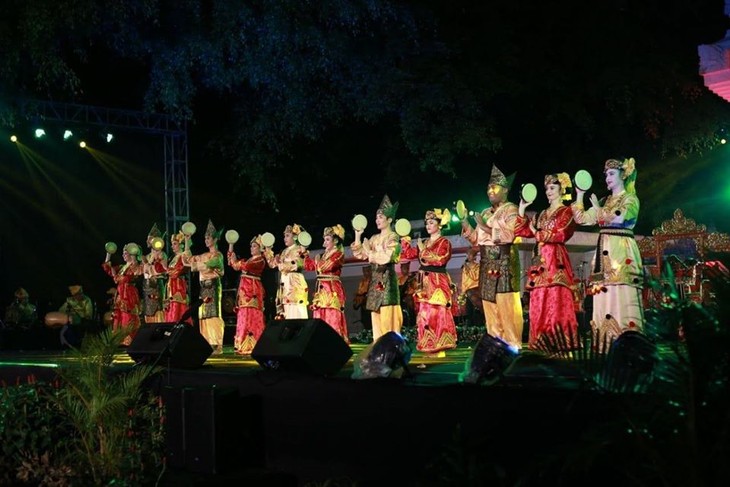 Perjalanan menaklukkan tarian tradisional Indonesia dari seorang guru perempuan Vietnam - ảnh 4