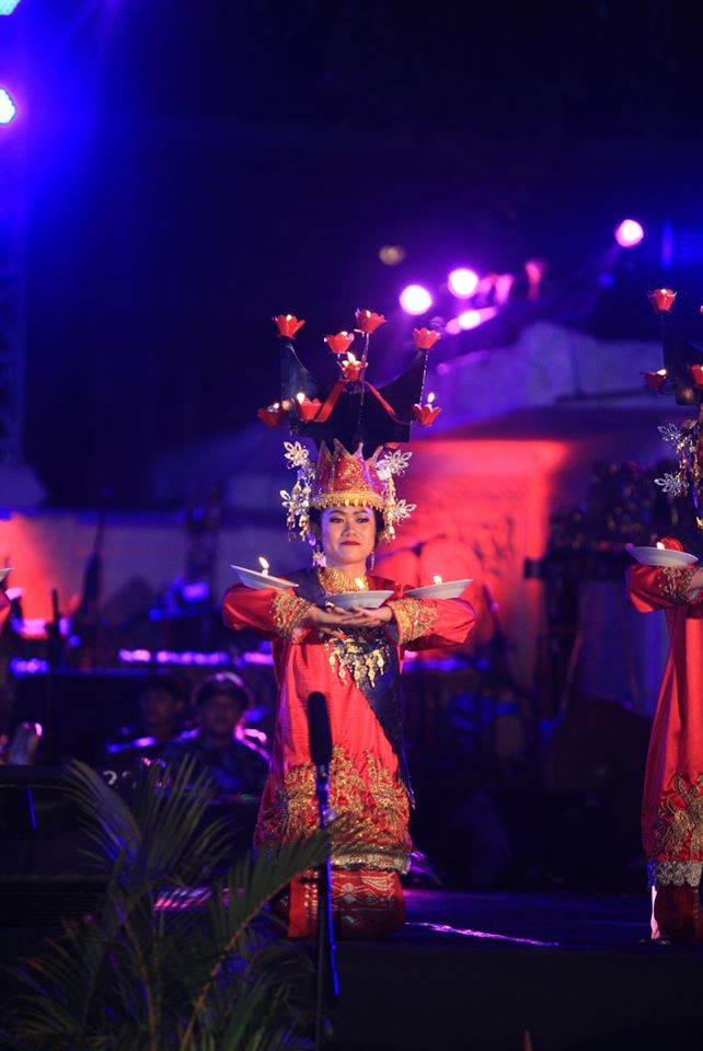 Perjalanan menaklukkan tarian tradisional Indonesia dari seorang guru perempuan Vietnam - ảnh 1