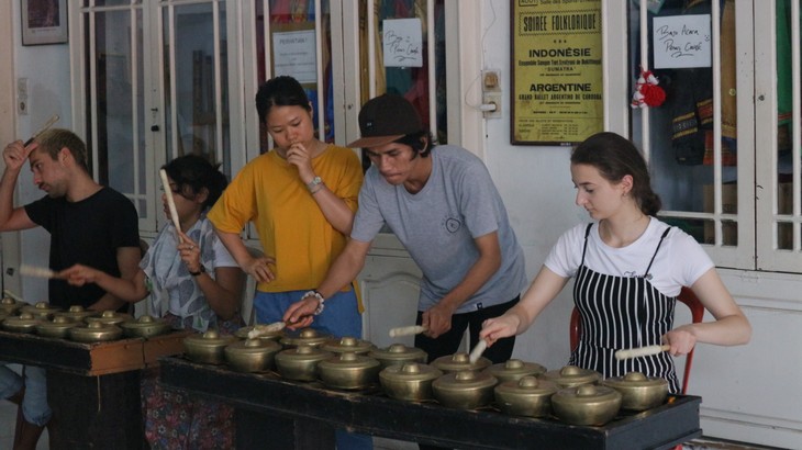 Perjalanan menaklukkan tarian tradisional Indonesia dari seorang guru perempuan Vietnam - ảnh 8