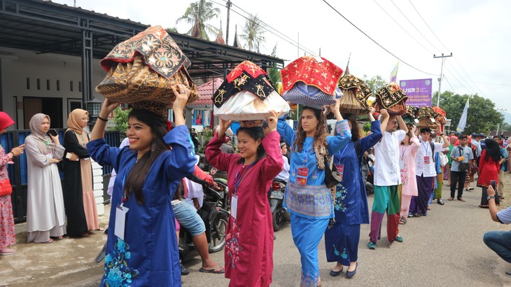 Perjalanan menaklukkan tarian tradisional Indonesia dari seorang guru perempuan Vietnam - ảnh 10