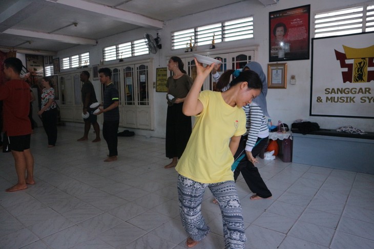 Perjalanan menaklukkan tarian tradisional Indonesia dari seorang guru perempuan Vietnam - ảnh 2