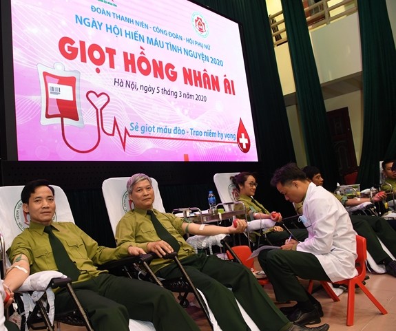 Hari seluruh rakyat mendonorkan darah sukarela (7/4): Jangan membiarkan pasien kekurangan darah karena pandemi Covid-19 - ảnh 1