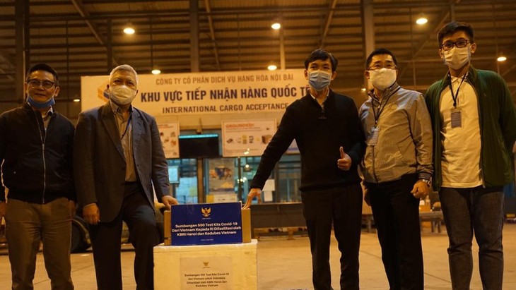 Vietnam memberikan 500 alat tes kit Covid-19 kepada Indonesia - ảnh 1