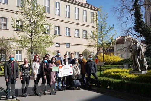 Pimpinan senior Czech menyampaikan ucapan terima kasih kepada Pemerintah dan diaspora Vietnam di Czech yang telah membantu melawan wabah Covid-19 - ảnh 1