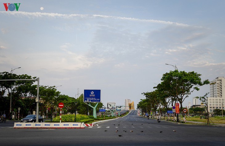 Satu Kota Da Nang yang dinamis sekarang sunyi senyap di tengah pandemi Covid-19 - ảnh 5