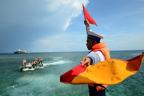 Menaati hukum internasional, dengan gigih dan tekun membela kedaulatan laut dan pulau - ảnh 1