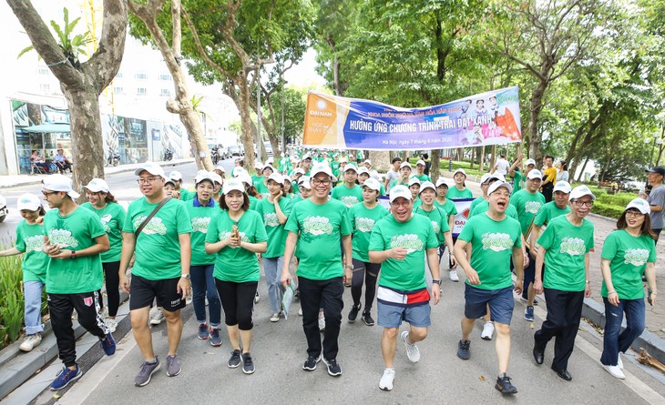  Gerak jalan demi program “Bumi hijau”, mengimbau untuk melindungi lingkungan hidup - ảnh 1