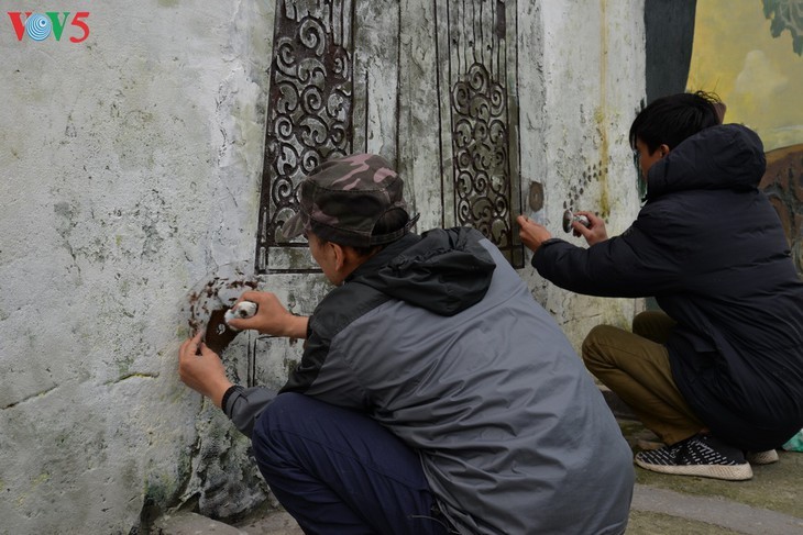 Pesan tentang usaha melindungi lingkungan hidup dari jalan artistik di tepian sungai Hong - ảnh 12