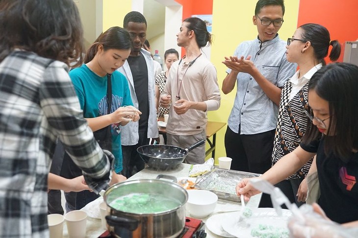 Kue Klepon – aroma yang manis dari negeri puluhan ribu pulau - ảnh 2