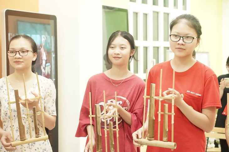 Memperkenalkan instrumen musik tradisional Indonesia, Angklung  kepada warga Vietnam - ảnh 1