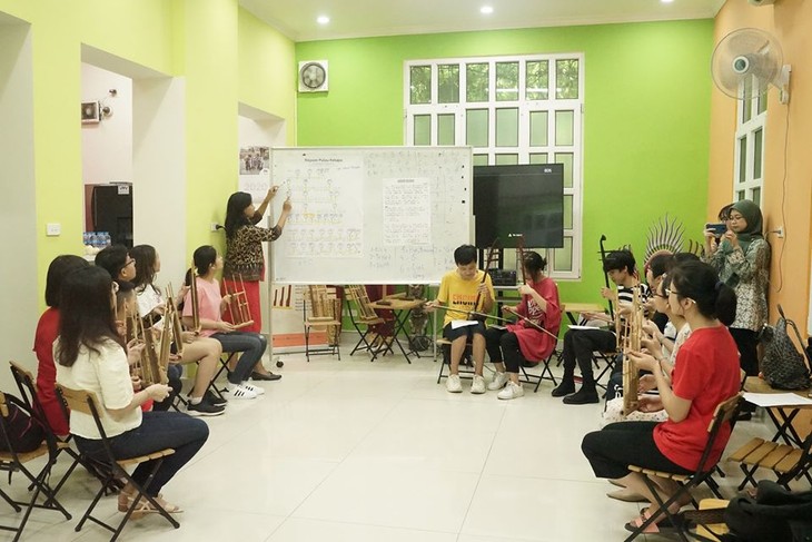 Memperkenalkan instrumen musik tradisional Indonesia, Angklung  kepada warga Vietnam - ảnh 2