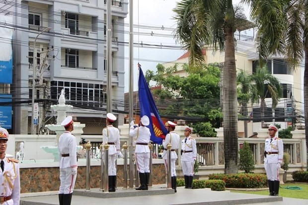 Laos mengadakan upacara bendera sehubungan dengan peringatan ultah ke-53 Berdirinya ASEAN - ảnh 1