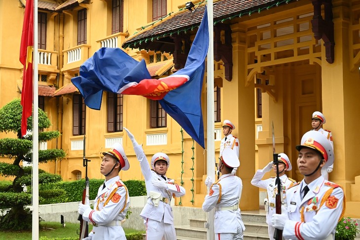 Upacara bendera peringatan ultah ke-53 Berdirinya ASEAN - ảnh 1