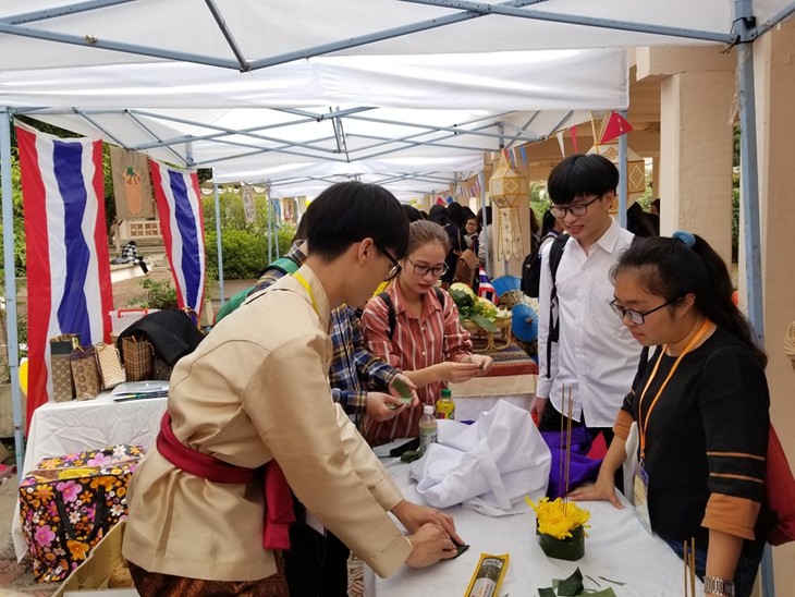 Mengembangkan pengajaran bahasa Thai dan kebudayaan Thailand di Sekolah Tinggi Bahasa Asing, Universitas Nasional Hanoi - ảnh 3