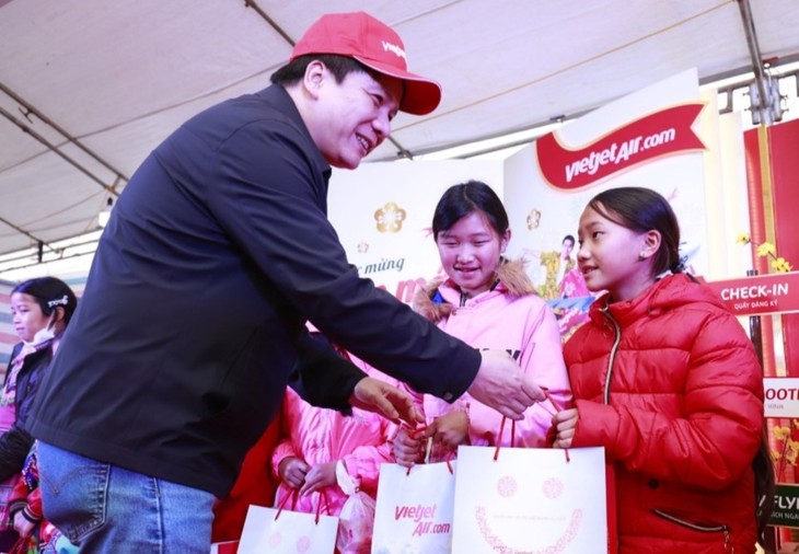 “Hari Tet Kasih Sayang” Berikan Kegembiraan untuk Warga Etnis Minoritas di Provinsi Lao Cai pada Hari Raya Tet - ảnh 1