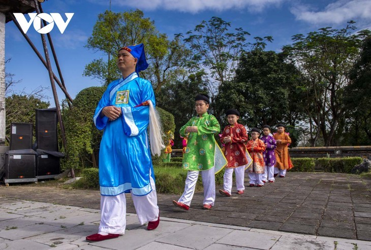 Merekonstruksikan Upacara Penghadapan Raja di Istana Kerajaan pada Tanggal 1 Hari Raya Tet - ảnh 14