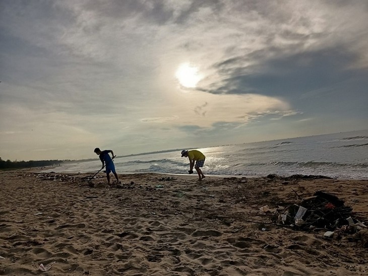 Hijaukan Kawasan Laut Kampung Halaman - ảnh 2