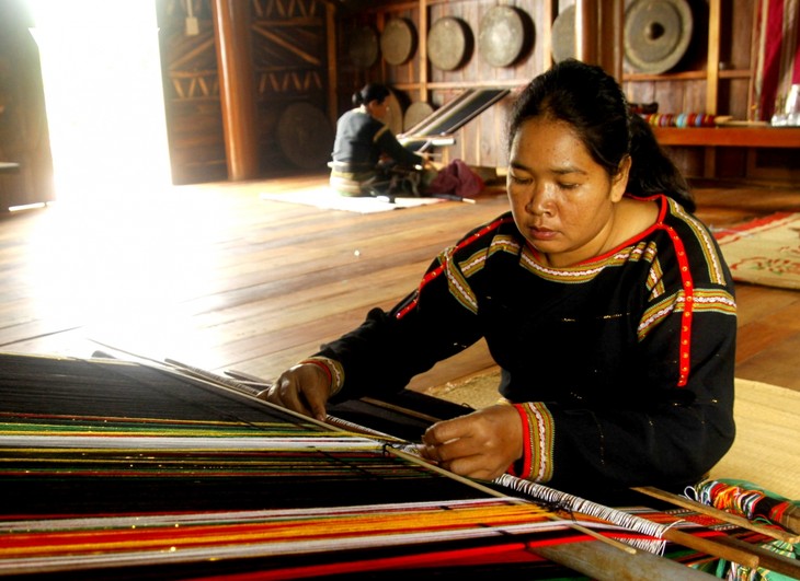 Caritahu Tentang Motif Kain Ikat Warga Etnis Minoritas E De di Provinsi Dak Lak - ảnh 1