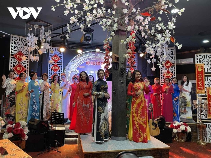 Uniknya Ao Dai (Baju Tradisional ) untuk perempuan Vietnam yang ditampilkan di Reuni Musim Semi 2022 - ảnh 1