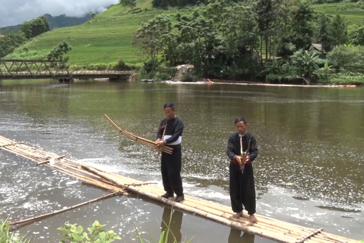 Terompet yang Menarik dari Warga Etnis Minoritas Mong di Bac Ha, Provinsi Lao Cai - ảnh 1