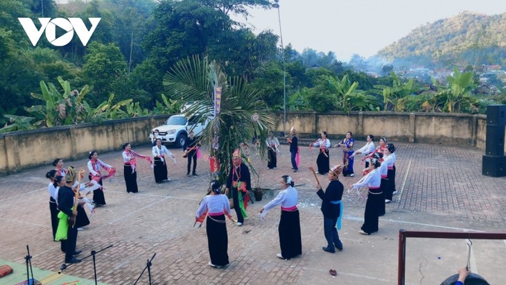  Pesta Kin pang Kental dengan Identitas Budaya Warga Etnis Minoritas Khang - ảnh 2