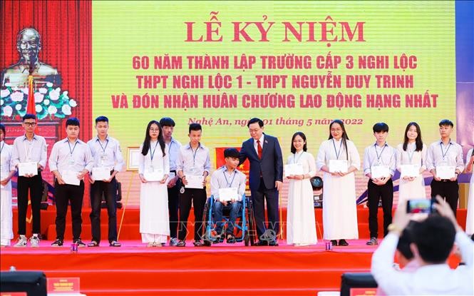 Ketua MN Vuong Dinh Hue Hadiri Peringatan Ultah ke-60 Berdirinya SMA Nguyen Duy Trinh - ảnh 1