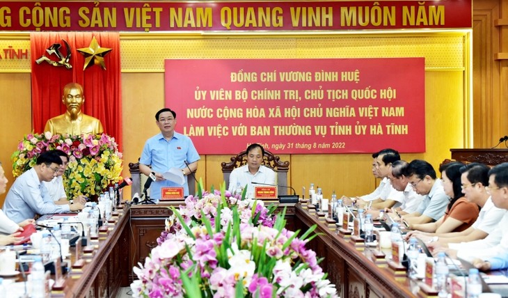 Ketua MN Vuong Dinh Hue Lakukan Temu Kerja dengan Komite Partai Provinsi Ha Tinh - ảnh 1