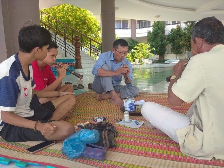 Propinsi Binh Thuan Mengembangkan Nilai Budaya dari Lagu Rakyat, Tarian dan Musik Rakyat - ảnh 1