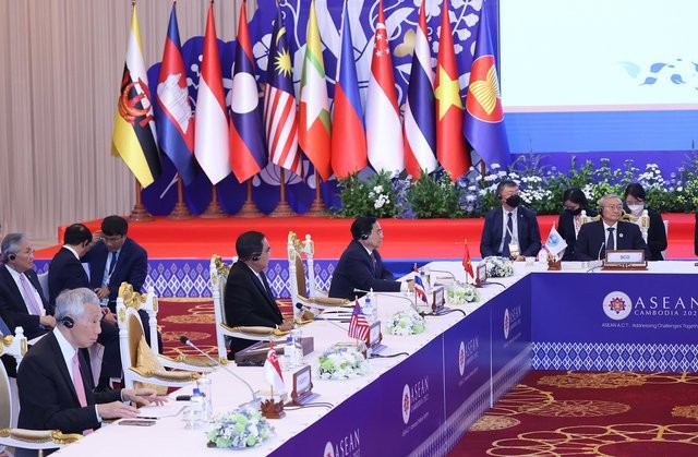 Vietnam Berpartisipasi dan Secara Aktif Berkontribusi pada Keberhasilan KTT ASEAN dan Berbagai Konferensi Terkait - ảnh 1