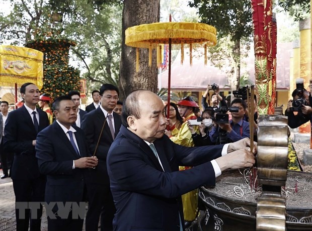 Perantau Vietnam Membakar Hio di Benteng Kerajaan Thang Long - ảnh 1