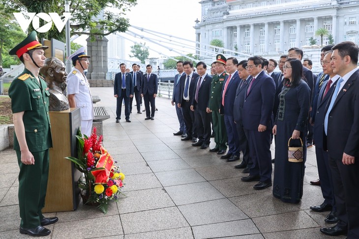 PM Pham Minh Chinh Meletakkan Karangan Bunga di Tugu Monumen Presiden Ho Chi Minh dan Kunjungi Taman Botani Singapura - ảnh 1