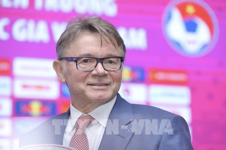 SEA Games 32: Pelatih Sepak Bola Philippe Troussier Memanggil 41 Pemain untuk Tim U23 Vietnam - ảnh 1