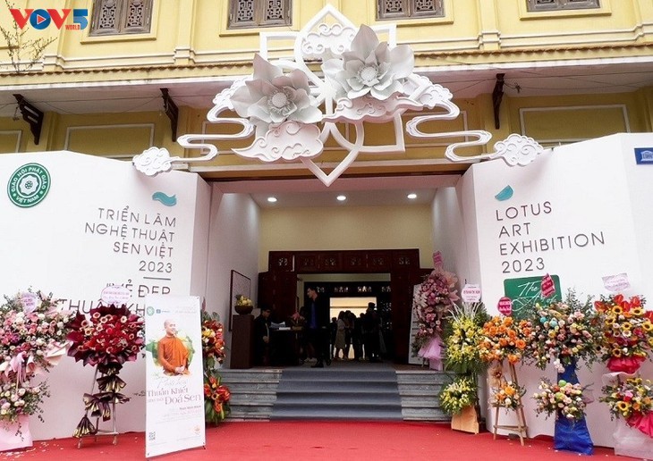 Pameran Seni Hargai Keindahan Murni Bunga Teratai - ảnh 1