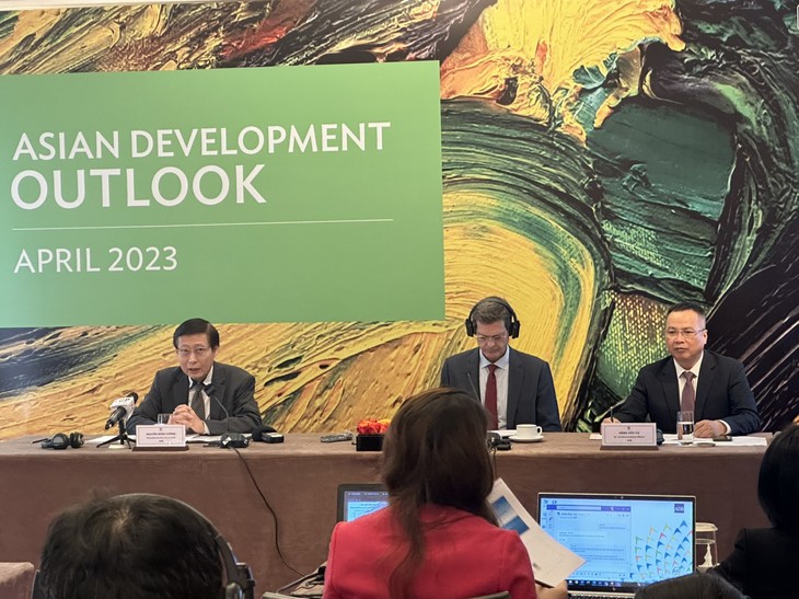 ADB: Vietnam Bisa Mencapai Pertumbuhan 6,5% pada Tahun Ini dengan Tiga Terobosan Utama - ảnh 1