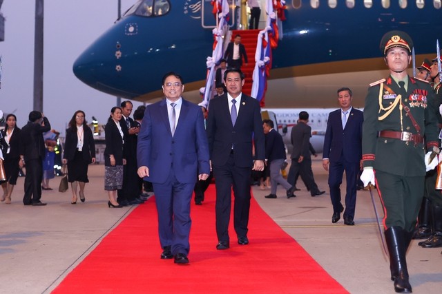 PM Vietnam, Pham Minh Chinh Tiba di Vientiane (Ibu Kota Laos) untuk Hadiri KTT Komite Sungai Mekong Internasional - ảnh 1