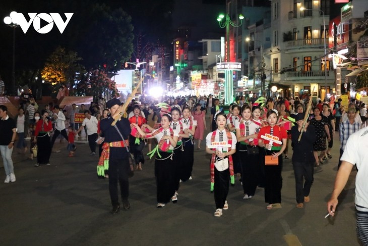 Konferensi Promosi dan Sosialisasi Pariwisata Kelompok Kerja Sama Delapan Provinsi “Daerah Barat Laut yang Diperluas” - ảnh 1