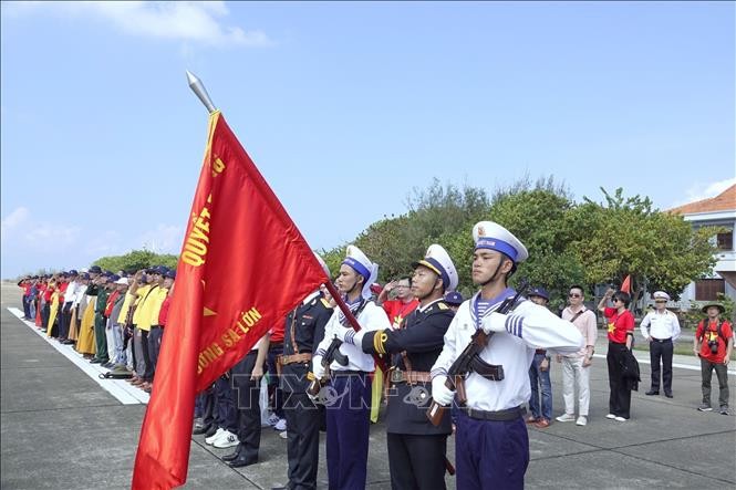 Perantau Vietnam dari 22 Negara di Seluruh Dunia Kunjungi Kepulauan Truong Sa dan Anjungan DK1 - ảnh 1