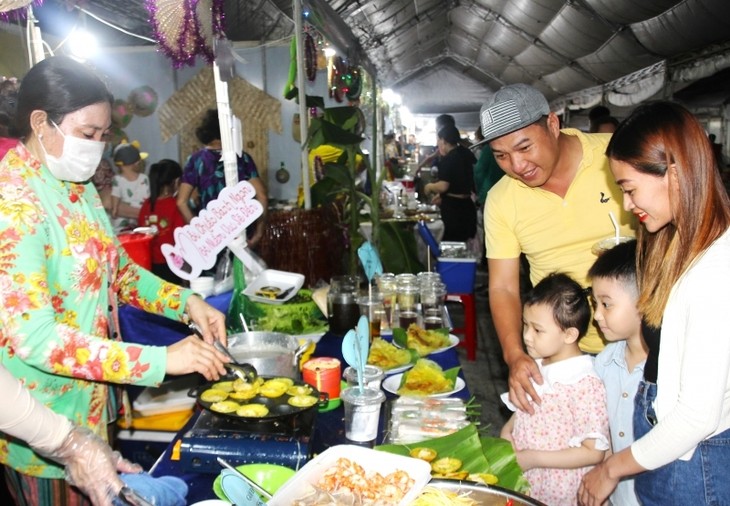 Daerah Dataran Rendah Sungai Mekong Adakan Banyak Kegiatan untuk Menyambut Hari Pembebasan Tanah Air dan Hari Haul Cikal Bakal Raja Hung - ảnh 1