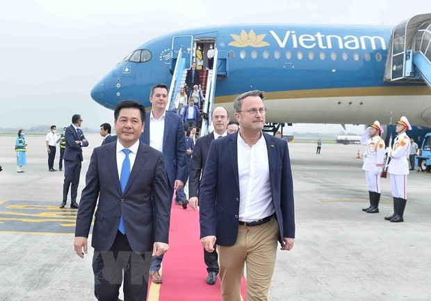 PM Kadipaten Agung Luksemburg Tiba di Hanoi, Memulai Kunjungan Resmi di Vietnam - ảnh 1