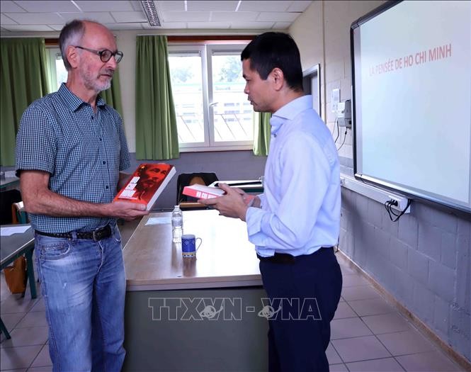 Merayakan Ultah Ke-133 Presiden Ho Chi Minh: Para Sarjana Belgia Memuji Pemimpin Agung Bangsa Vietnam - ảnh 1