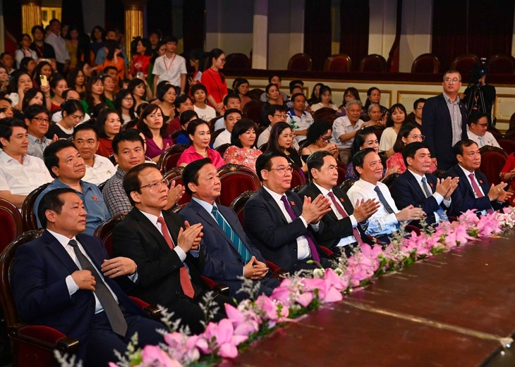 Ketua MN Vietnam Hadiri Program Seni “Cemerlang Ibu Pertiwi Vietnam“ - ảnh 1