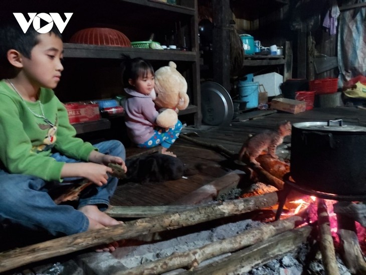 Adat Menyembah Dewa Dapur dari Warga Etnis Minoritas Tay - ảnh 1