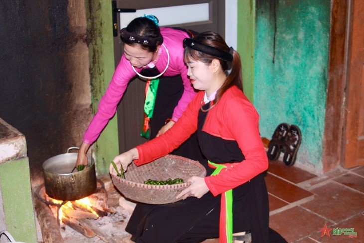 Kue Kecil yang Berisi Cinta Antaribu dan Anak dari Warga Etnis Minoritas Cao Lan - ảnh 2