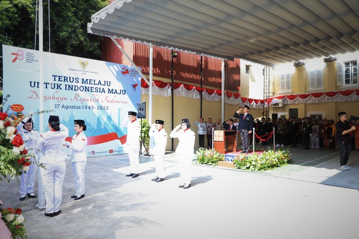 Upacara Pengibaran Bendera Memperingati HUT ke-78 Hari Kemerdekaan Republik Indonesia - ảnh 1