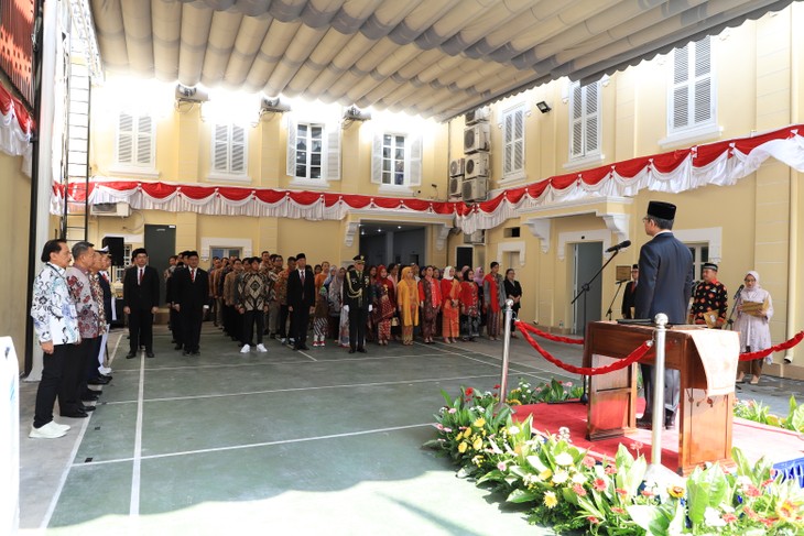 Upacara Pengibaran Bendera Memperingati HUT ke-78 Hari Kemerdekaan Republik Indonesia - ảnh 2