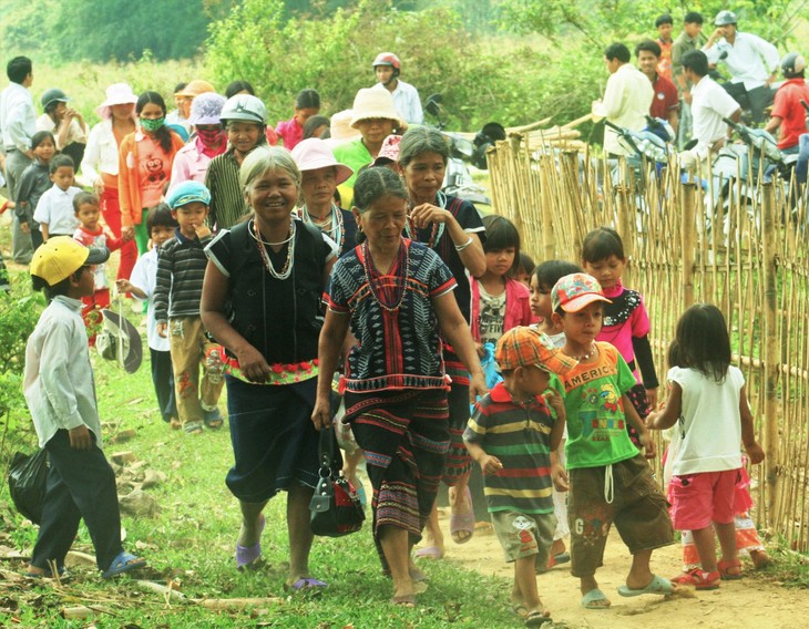 Upacara syukuran kepada mertua pihak istri dari warga etnis minoritas Co Tu - ảnh 1