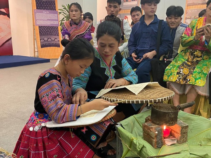 Melestarikan Seni Menggambar dengan Lilin Lebah dari Warga Etnis Minoritas - ảnh 1