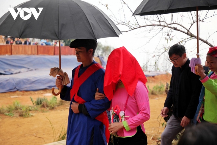 Uniknya Acara Menjemput Pengantin Perempuan dari Warga Etnis Minoritas Giay di Provinsi Lai Chau - ảnh 18